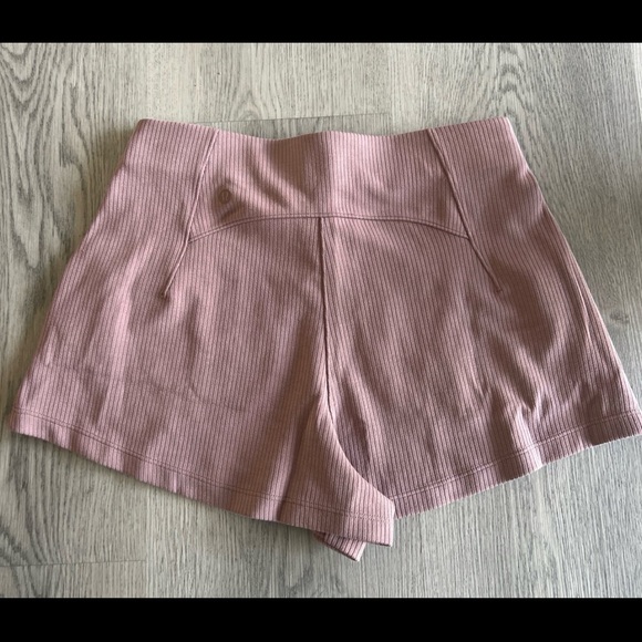Lululemon Women's Pink Ribbed Shorts - Picture 3 of 3